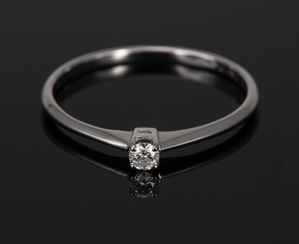 Inel din aur alb de 14k cu diamante de 0.06 ct.