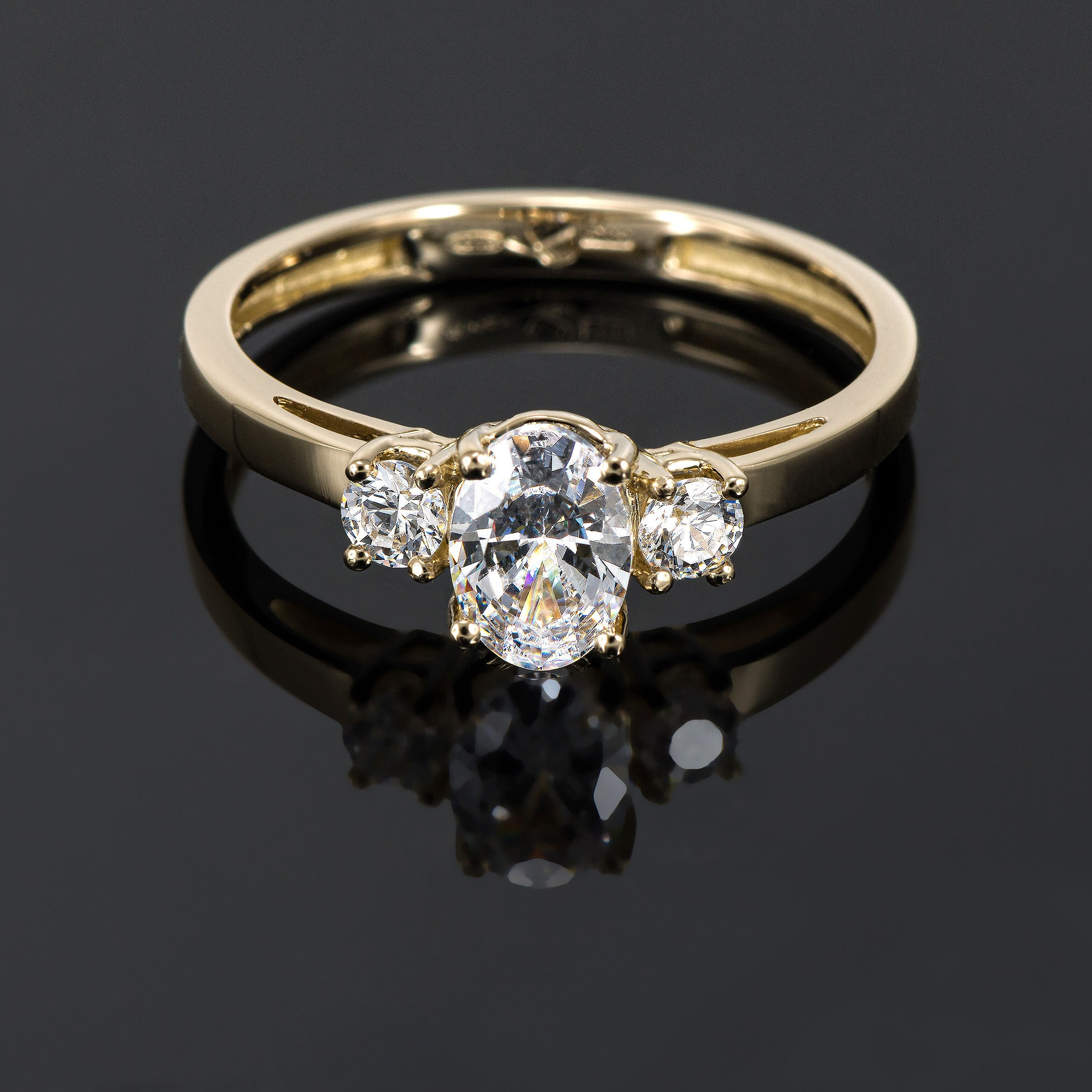 Inel din aur galben de 14k cu piatra swarovski zirconia.