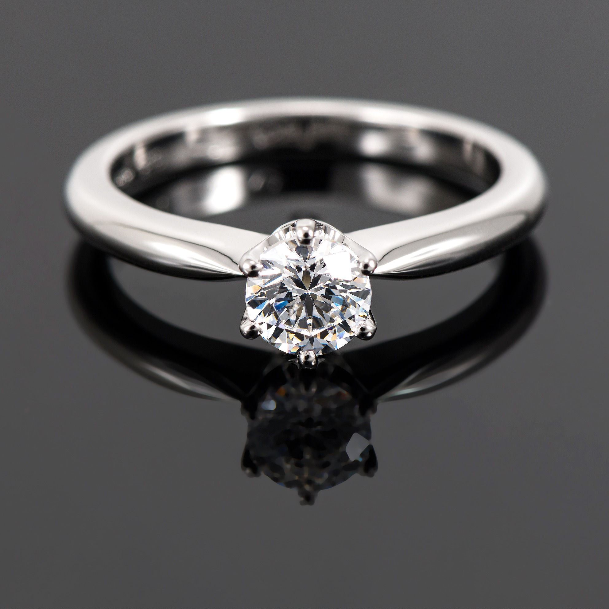 Inel din aur alb de 14k cu piatra swarovski zirconia cod 657 A.