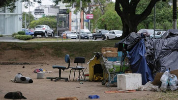 Projetos sociais lutam para driblar dificuldades de moradores de rua em Porto Alegre