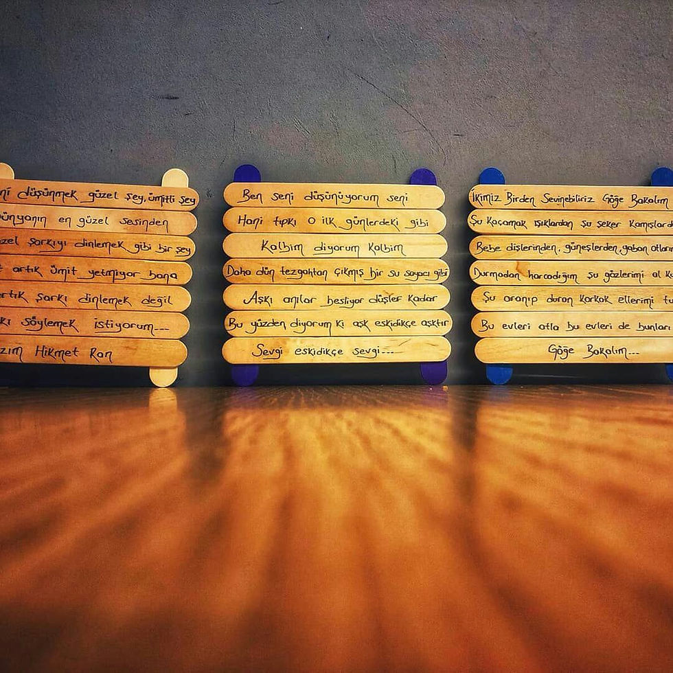 Küçük resim: ahşap masa ve duvar şiirleri