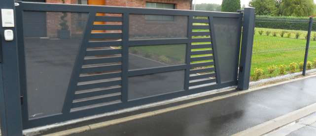 Miniature : Portail aluminium Marlioz sur mesure coulissant sur rail