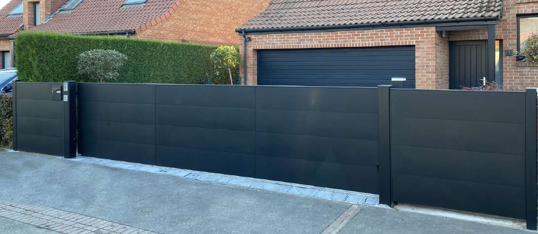 Portail aluminium Equinoxe style large tôles pleines coulissant, autoportant ou double battants 