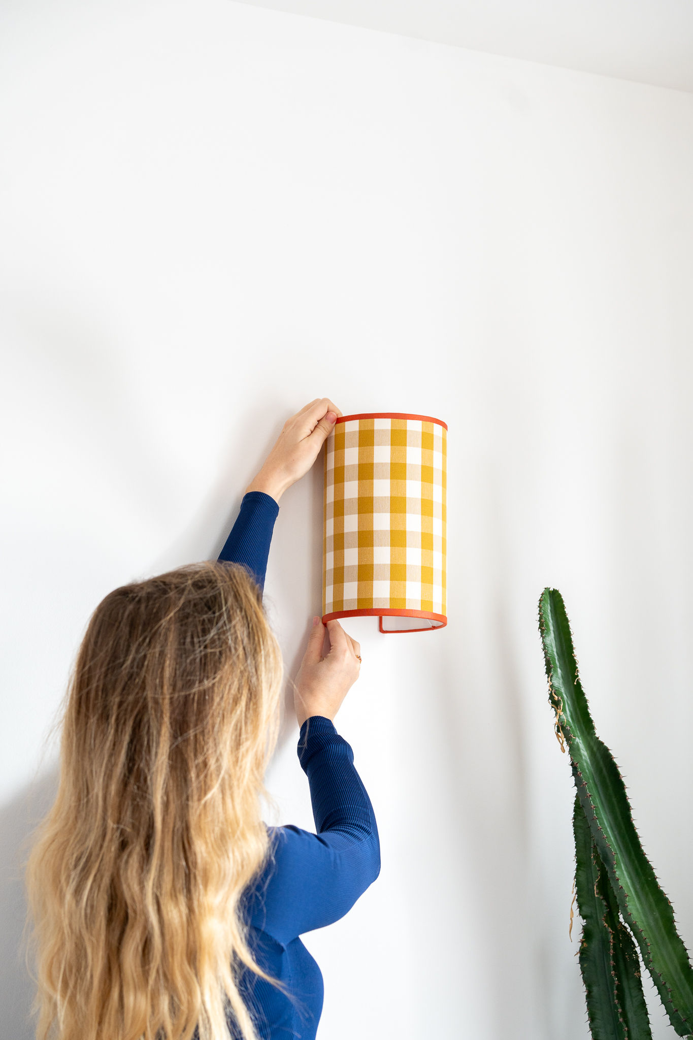 applique murale tube jaune moutarde blanche