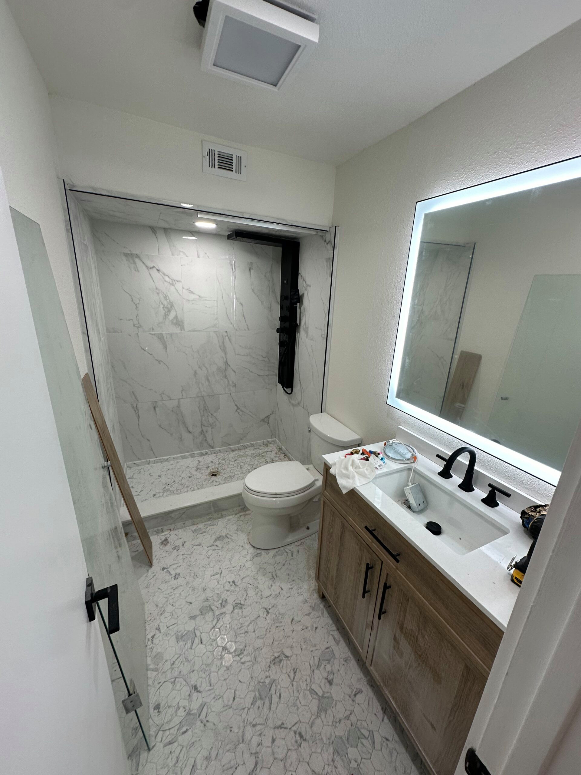 Renovated Dallas condominium with updated kitchen, primary bedroom and bathroom, photo 2