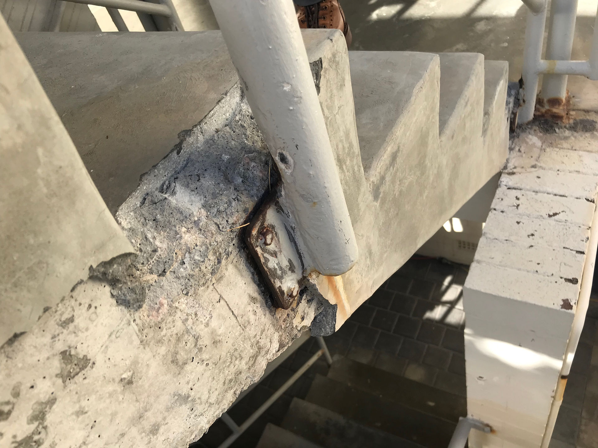 Conspar was engaged to treat concrete cancer at the common access areas of this residential strata complex in Cottesloe (Perth).  Part of the process was treating the rusted balustrade fixings - an avenue for concrete cancer to develop.