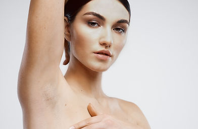 Photo d'une jolie femme montrant ses aisselles traitees par laser au centre laser montauban by la clinique boyé 