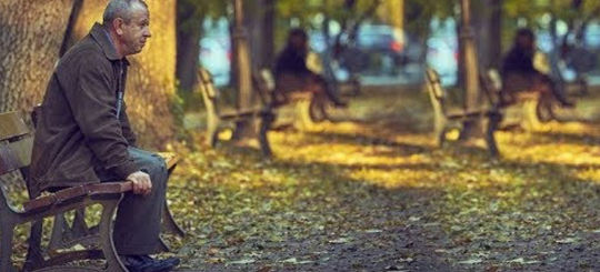 Image : An old man sitting alone