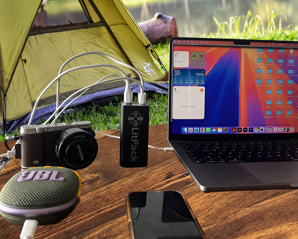kamp ortamında LitPack markalı PowerMate powerbank ile şarj olan MacBook, iphone, kamera, JBL hoparlör