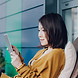 彼女のタブレット上の女性