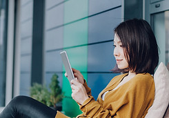 彼女のタブレット上の女性