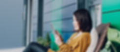 彼女のタブレット上の女性