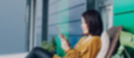 彼女のタブレット上の女性