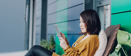 彼女のタブレット上の女性