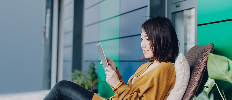 彼女のタブレット上の女性