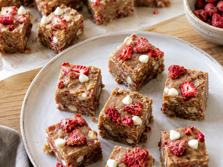 No-Bake Peanut Butter Strawberry Fudge Bites