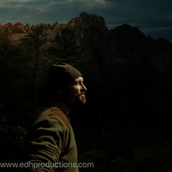 Portrait du pisciculteur Nicolas Vidal au pied des montagnes du cirque d'Archiane dans le Vercors.