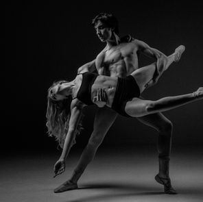 Couple qui danse. Photographie de studio en noir et blanc.