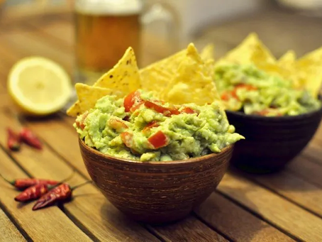 Nachos con salsa de guacamole