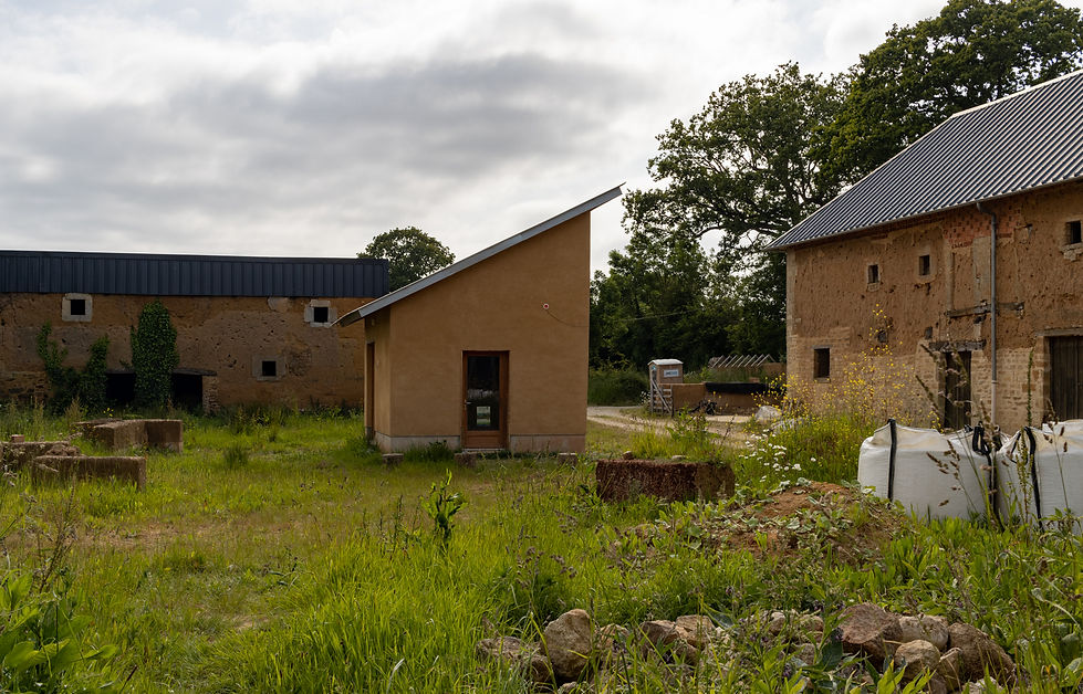 Prototype construction en bauge - chantier Saint-André-de-Bohon © Atelier Géminé 2023.