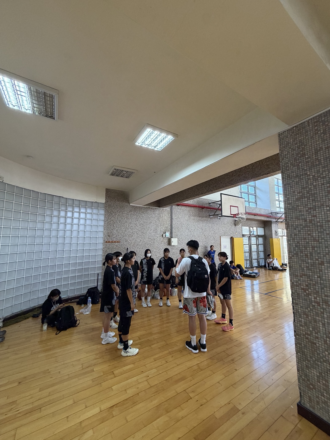 台湾の体育館でコーチの話を聞く選手たち