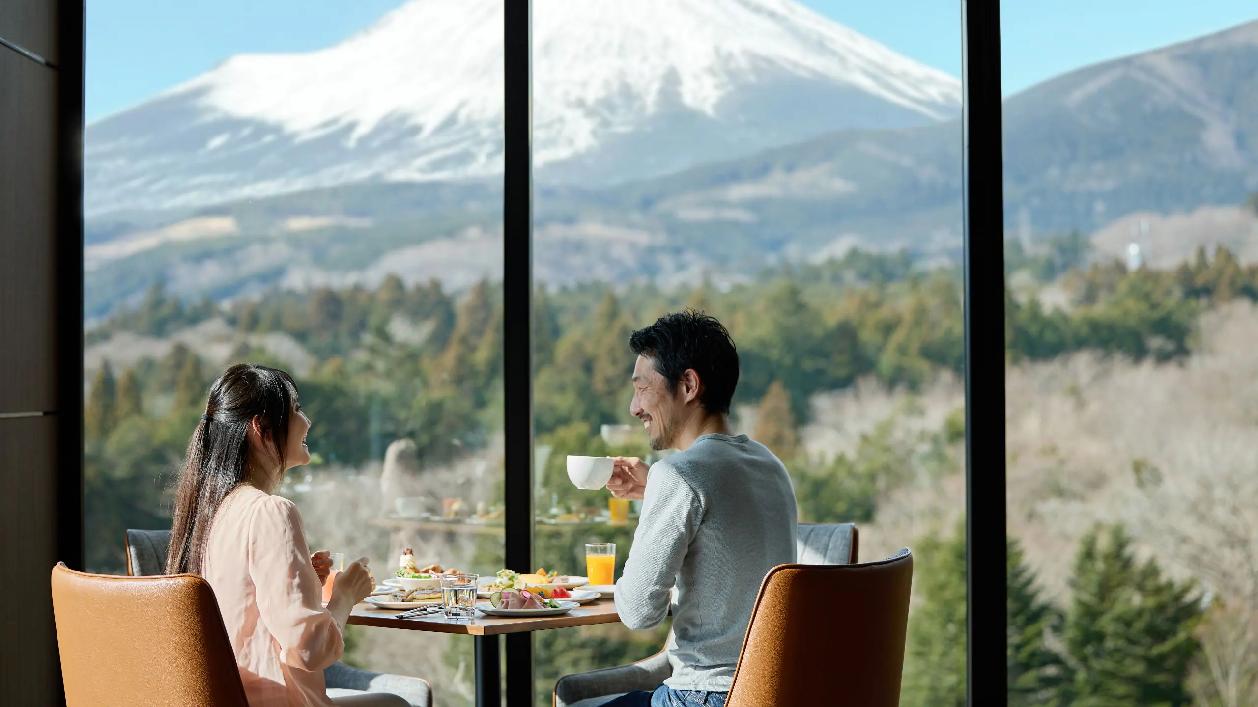 FSWUB-P0365-Italian-Trofeo-Breakfast-Couple-Mount-Fuji-View-Emerald.16x9.jpg.webp