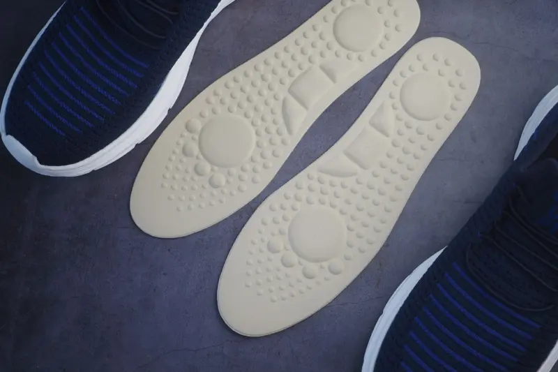 La entrenadora sugiere hacer una prueba casera con los zapatos que ya tenemos: sacándole la plantilla y comparar el ancho de la plantilla con el pie descalzo; si el pie no cabe, esa horma está empujando tus dedos hacia dentro, y puede llevarte al juanete.