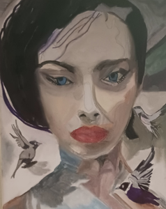 Schilderij van gezicht van donkerharige vrouw met drie vogels die om haar heen vliegen