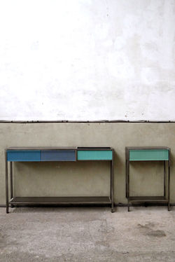 Consoles aux tiroirs colorés