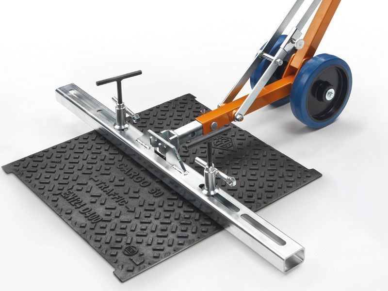 lifting bar for aid in lifting up heavy manholes