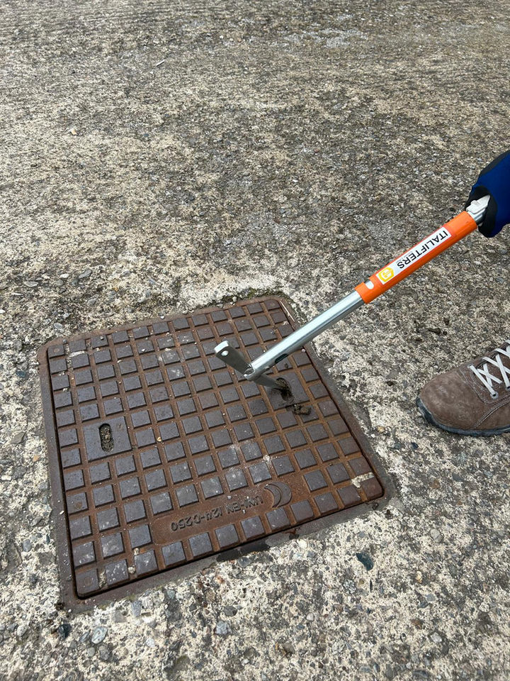 manhole lifting key