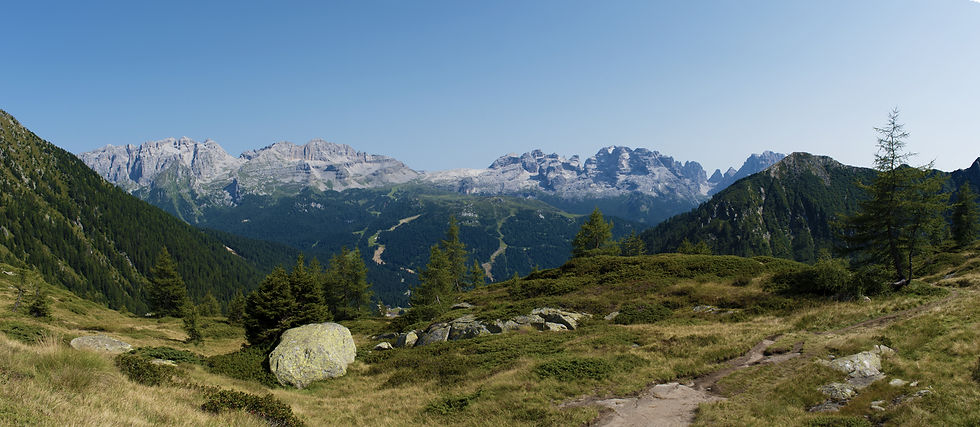 Vista sulla Vallata e le Dolomiti del Parco Adamello Brenta