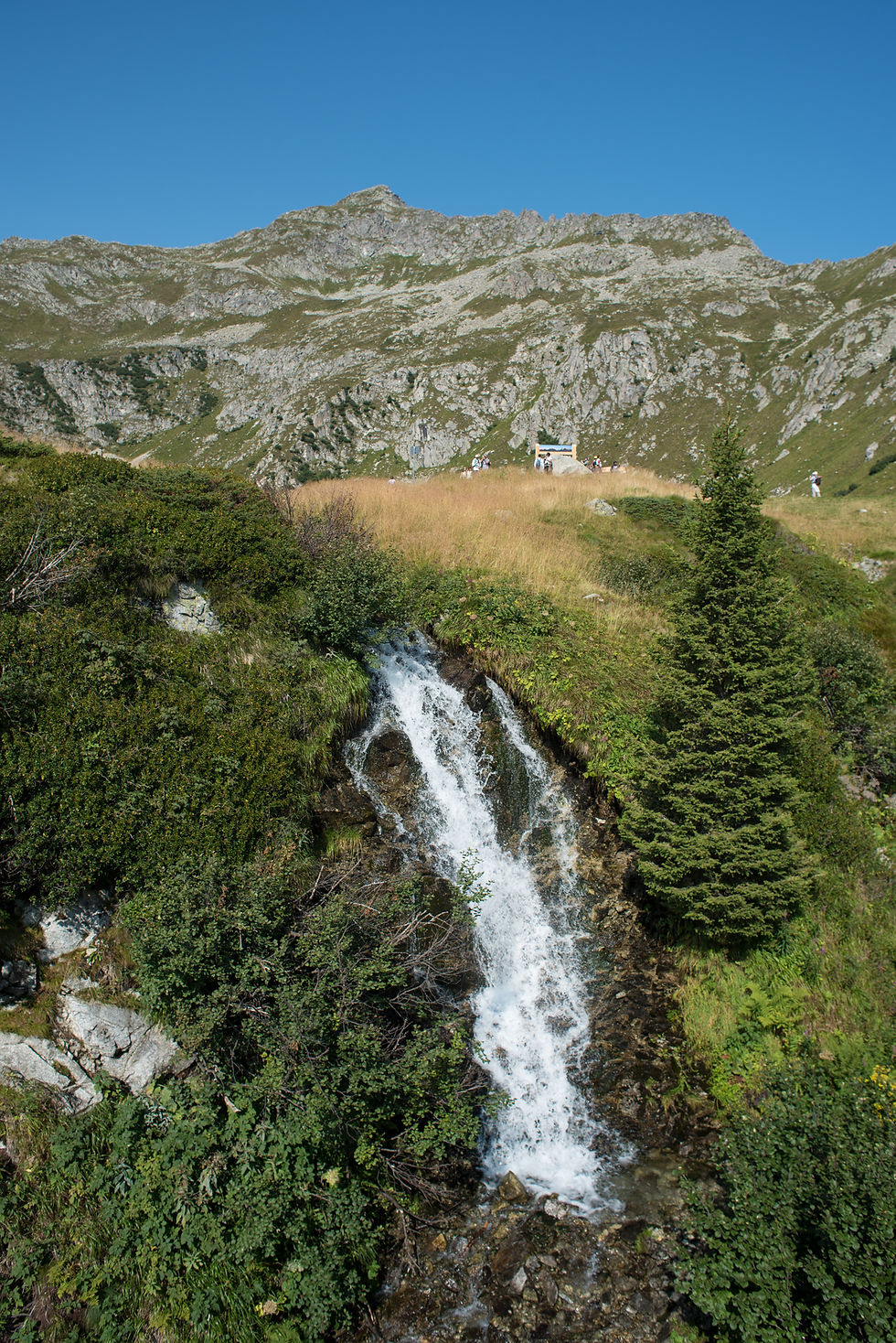 Una piccola cascata nata dal Lago Ritorto a strapimbo sulla vallata