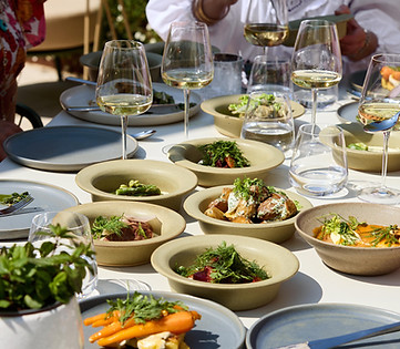 GROUP EATING COURTYARD_793.jpg