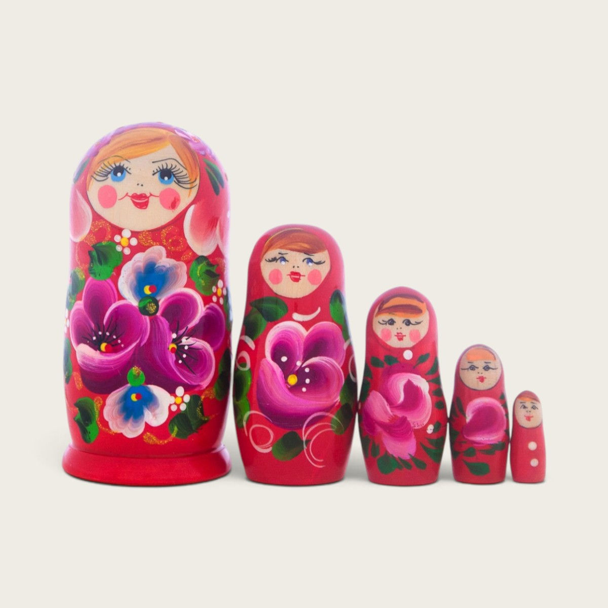Matrjoschka-Puppe – lila und blaue Blumen – orangefarbener Hintergrund, orangefarbener Schal