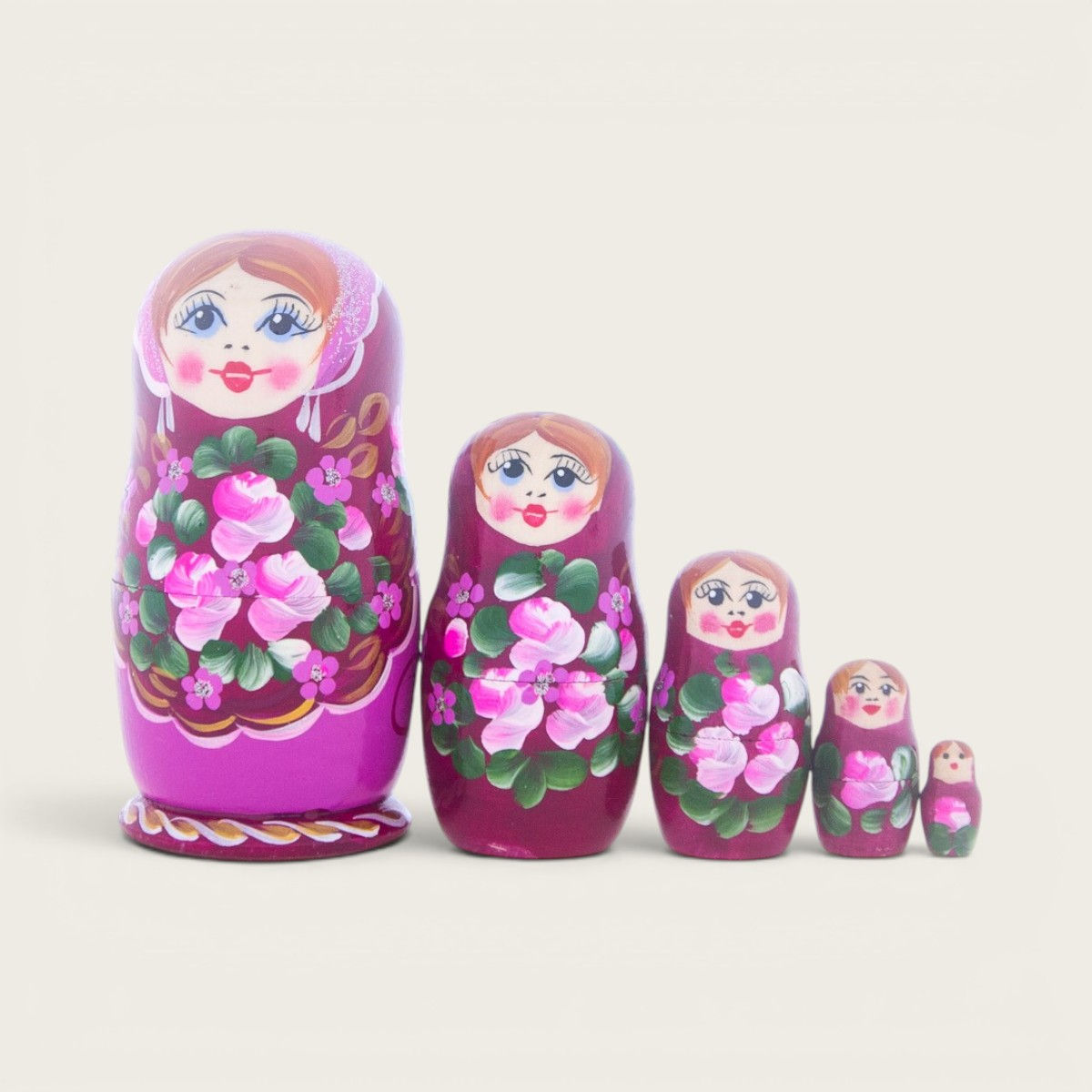Matrjoschka-Puppe – rosa Blumen – Pailletten, rosa Hintergrund, bordeauxroter Schal