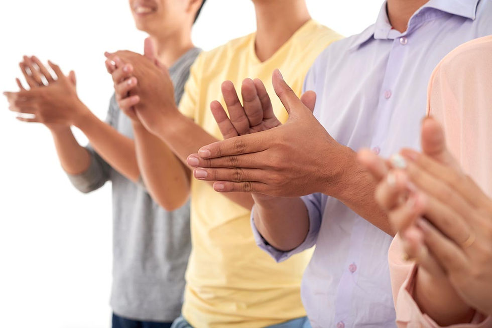 Groupe de personnes applaudissant, mains en gros plan, sur fond blanc.