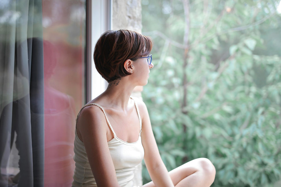 A mindfulness lényege, hogy minden érzékszervünkön keresztül, tudatosan megéljük a pillanatot, legyen az egy egyszerű tevékenység, mint például a légzés vagy egy étkezés.