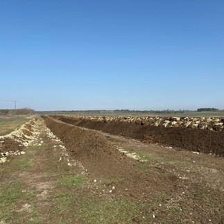 Komposztálás hosszú prizmákban mezőgazdasági területen