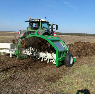 Komposztálás Gujer TG263 komposztforgatóval szarvasmarha trágya prizmán