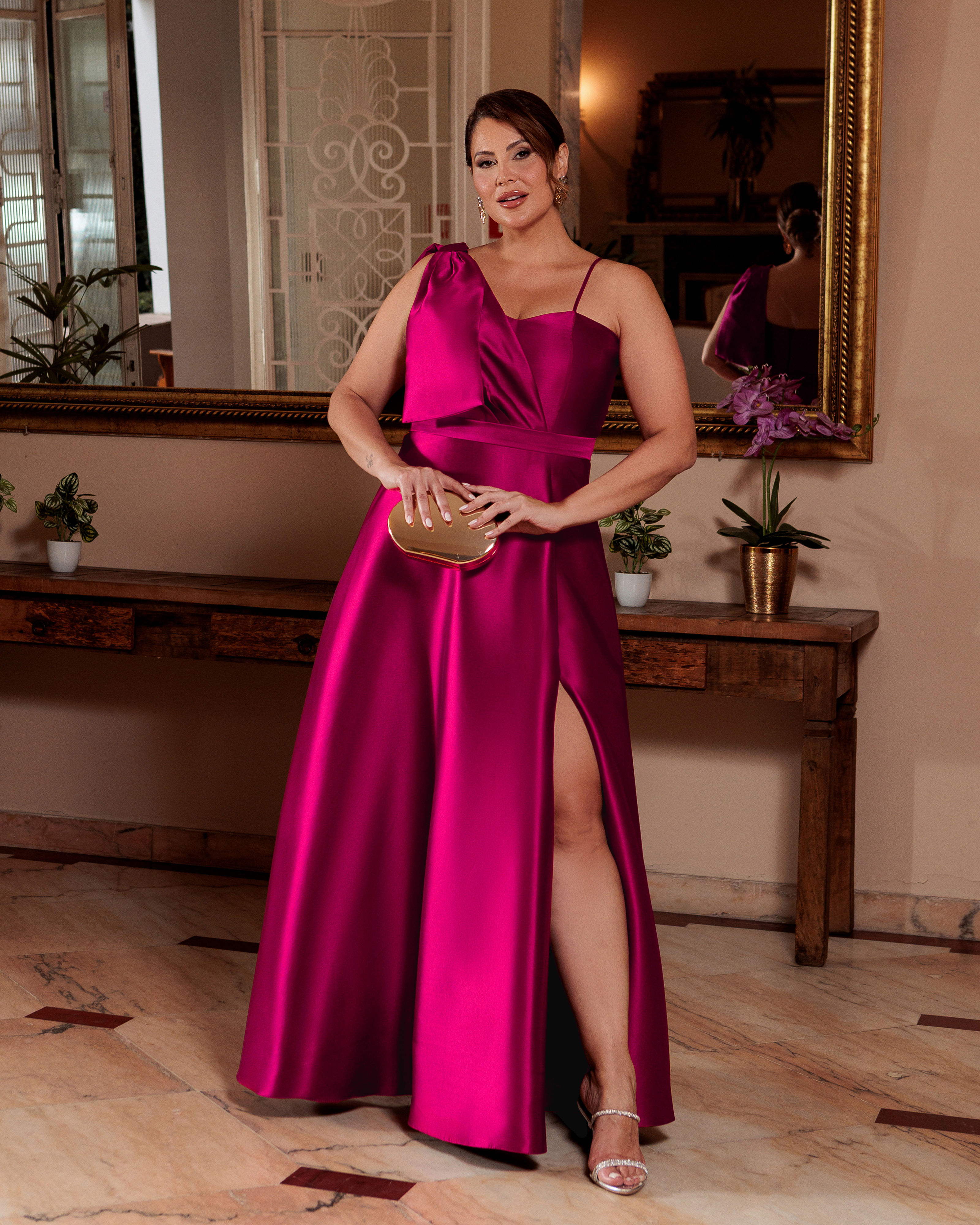 Vestido de festa em zibeline plus size alça e laço. 