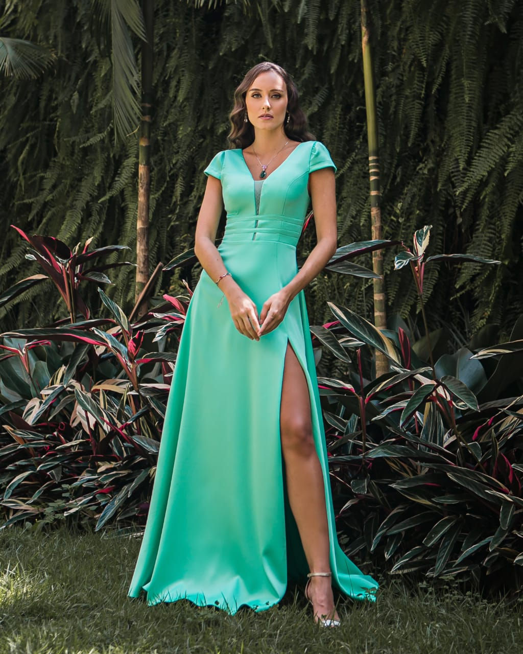 vestido longo verde menta tiffany com fenda e manguinha