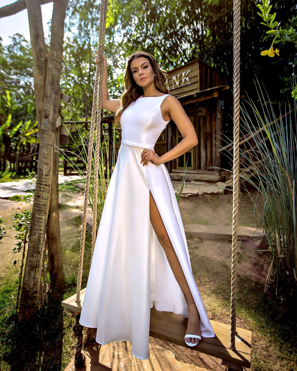 vestido noiva longo minimalista com fenda