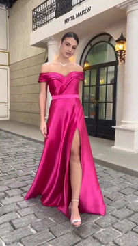 Miniatura: Vestido de festa longo em zibeline, com fenda ombro a ombro. 