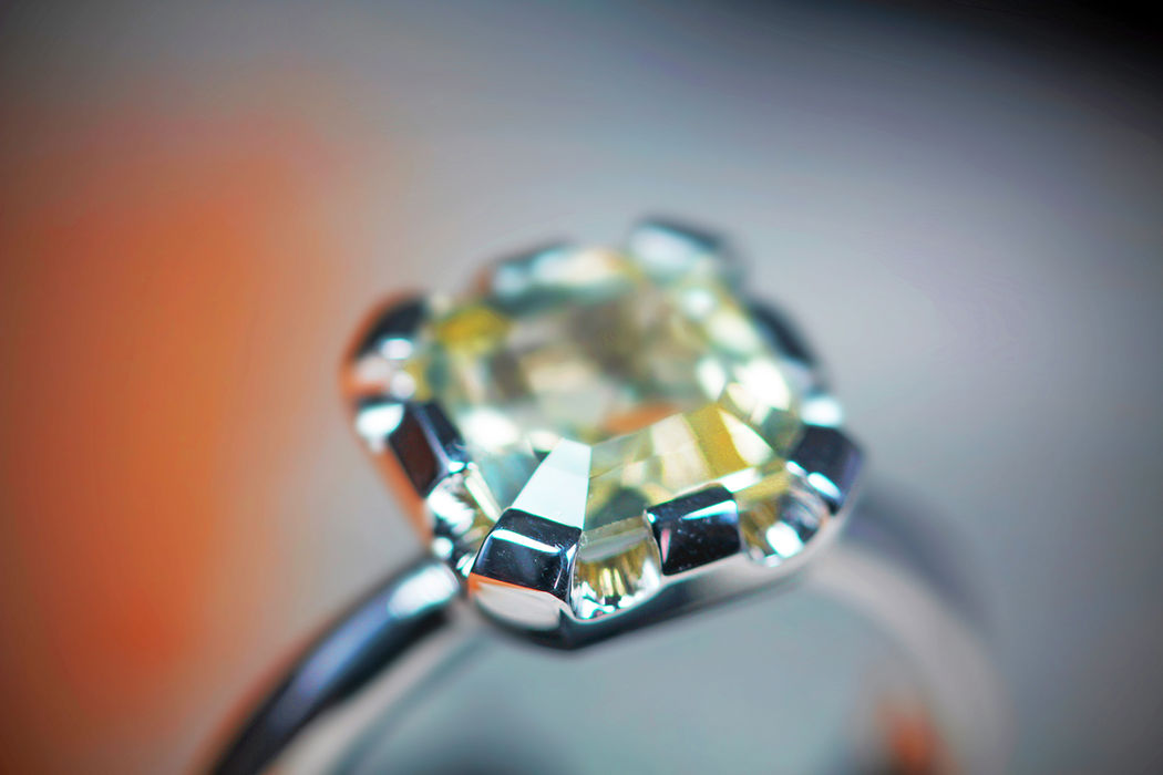 Einzigartiger Saphir-Weissgoldring, handgefertigt und nachhaltig. Individuell gestaltbar bei GEM FACTORY in der Schweiz.