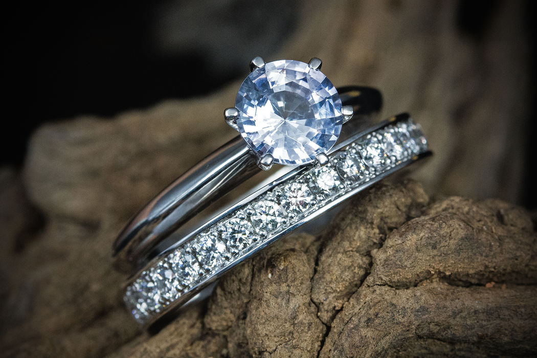 Alliance-Ring und Solitairering mit Saphir der GEM FACTORY GmbH