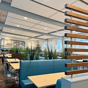 Kantine Solling Symrise, Mensa, Innenausbau, Holzminden, Möblierung, Raumteiler, Pflanzkästen, Glasvitrine, Pokalschrank, Sonnenschutz, Shutter