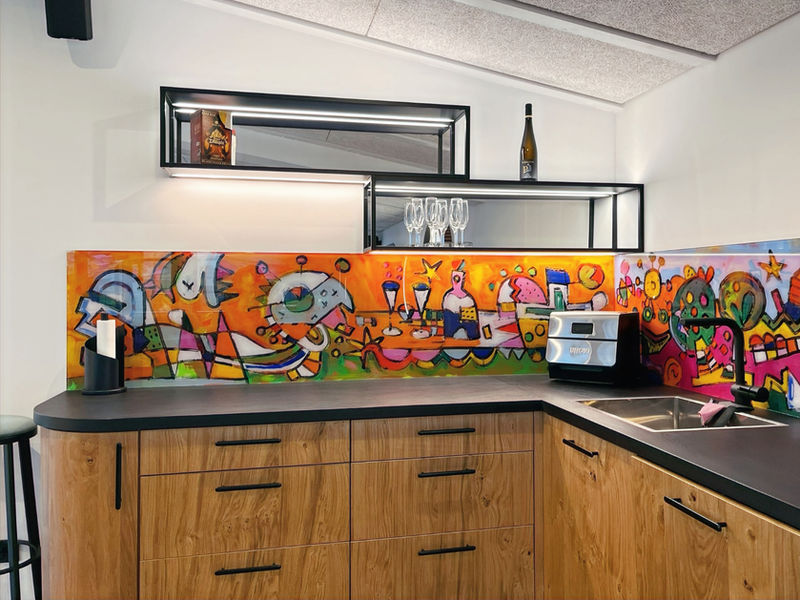 Skylounge Bevern
Das Rückbuffet nimmt die Form der Theke auf und überzeugt auch mit abgerundeten Enden. Offene Hängeregale bieten zusätzlichen Platz.