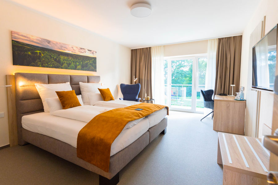 Weserhotel Schwager Hotelzimmer, Kleiderschrank, Schreibtisch, Kofferbock, Bettpaneele, Nachttisch