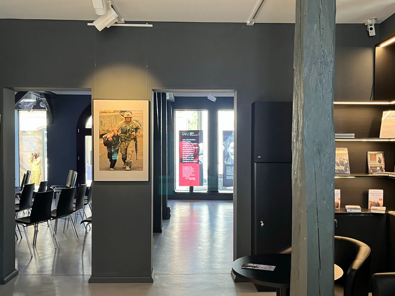 Fertigung der Möblierung im Eingangsbereich für Fachliteratur und Bildbände der Fotografin.